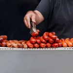 La cuisson des saucisses au barbecue saucisses barbecue